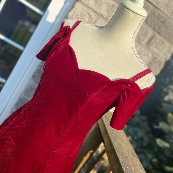 STUNNING 80s red velvet scallop dress - Picture 1 of 7